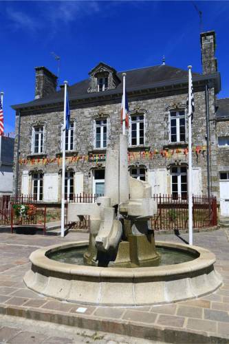 la fontaine devant la mairie