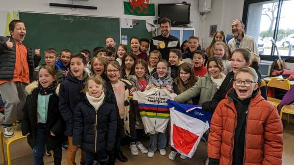 Dorian Foulon, avec des lves de l'cole Saint Melec